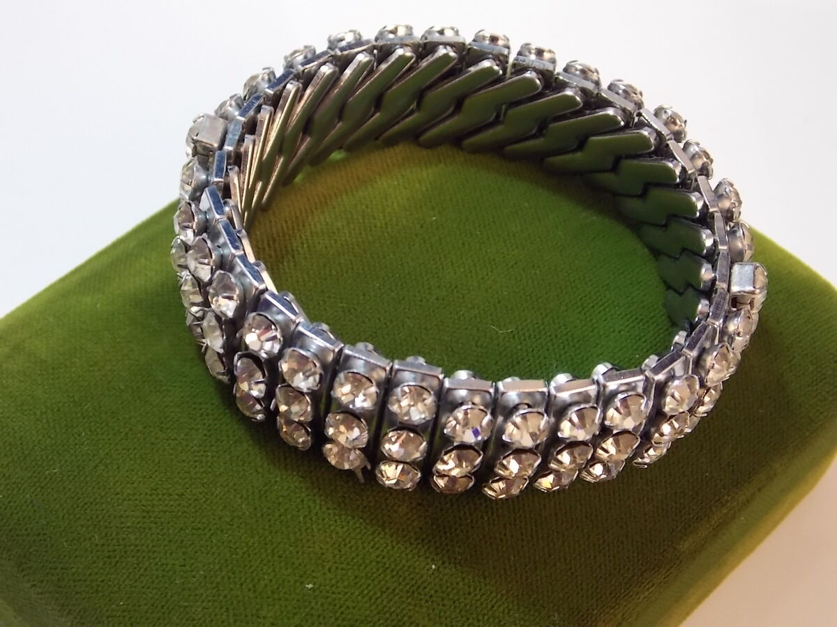 Sparkling Sophistication: Where to Find Stunning Tennis Bracelets in Hong Kong